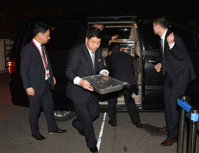 Hậu trường Thượng đỉnh: Tôn trọng đối phương, ông Kim Jong-un lẳng lặng ra ngoài hút thuốc